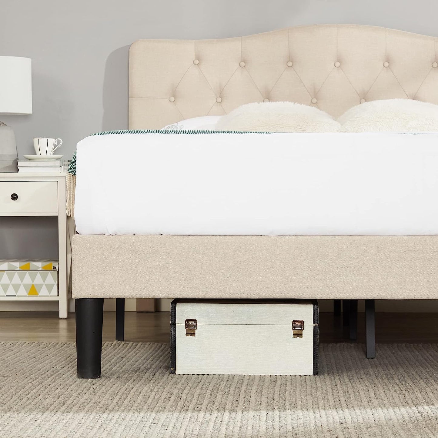 VECELO Classic Upholstered Platform Bed Frame with Diamond Stitched Cloth