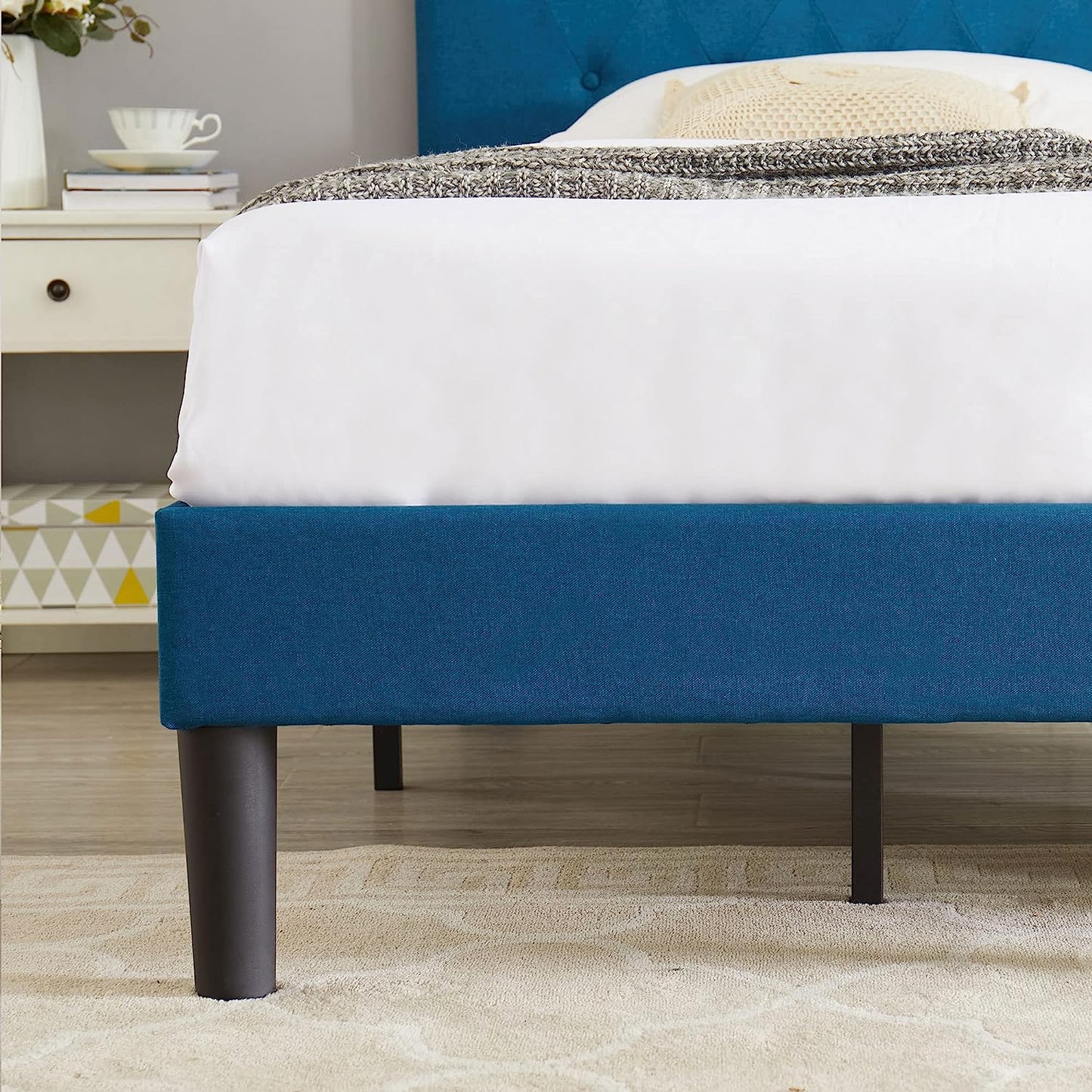 VECELO Classic Upholstered Platform Bed Frame with Diamond Stitched Cloth
