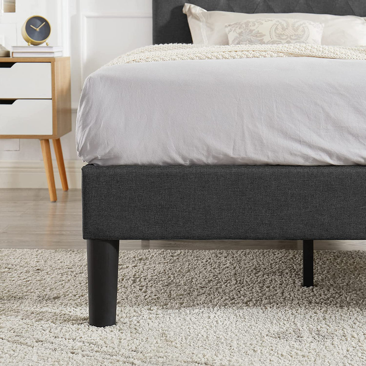VECELO Classic Upholstered Platform Bed Frame with Diamond Stitched Cloth